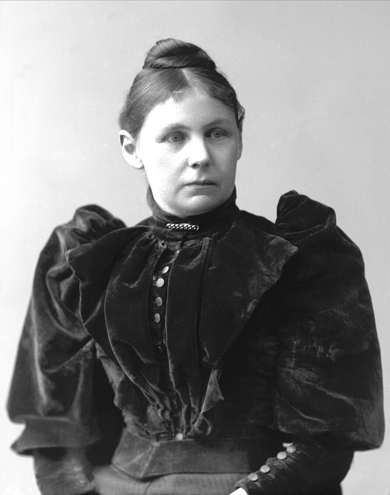 Frida Hansen photographed by Gustav Borgen, about 1896